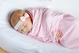 Infasatul nou-nascutilor: de ce este necesara paturica de infasat?